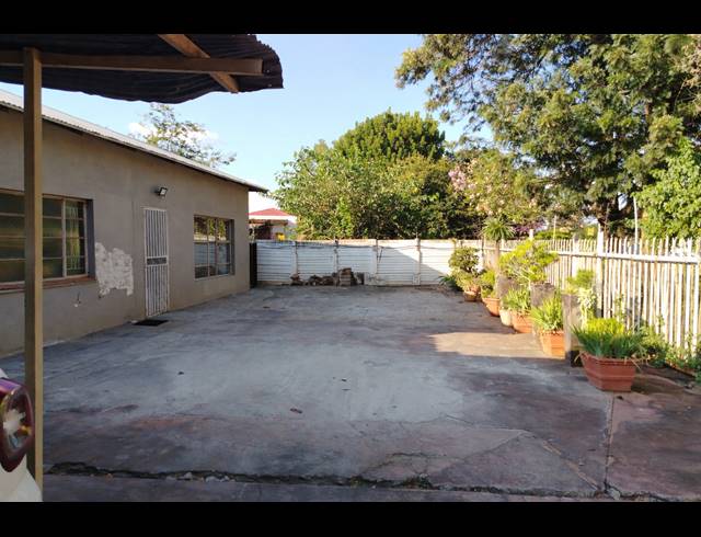 3 BEDROOM FREEHOLD FOR SALE IN OOS EINDE
